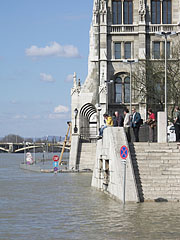 The side of the Hungarian Parliament Building that overlooks to the River Danube, now the water washes the foot of the building - Boedapest, Hongarije