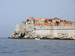 City wall of Dubrovnik from the bay (and on the right the Church of St Ignatius, "Crkva svetoga Ignacija", with the cross on its top) - Dubrovnik, Kroatië