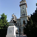 The tower of the City Hall, as well as the World War I memorial with the hussar horseman statue in front of it - Hódmezővásárhely, Hongarije