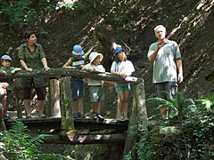 Gábor Mravecz tour guide helps to imagine the ancient world - Ipolytarnóc, Hongarije