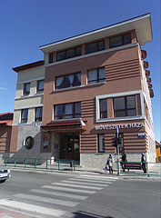 House of Arts ("Művészetek Háza") Cultural Center, multi-storey angular modern building - Pilisvörösvár, Hongarije