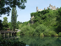 Slunjčica River, and on the hilltop there are the ruins of the former Frankopan Castle - Slunj, Kroatië