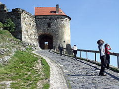 The steep cobbled walkway leads to the entrance gatehouse ("gate tower") - Sümeg, Hongarije