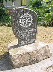 Memorial stone of the formation of Rotary Club in Szekszárd - Szekszárd, Hongarije