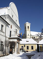 Snow piles in the square in front of the Town Hall (and the Castle Church is in the background) - Szentendre, Hongarije