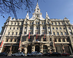 The front wall of the five-storey eclectic (Italian renaissance) style New York Palace - Budapest, Ungari