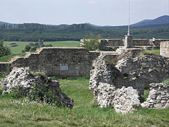 In the near the for the moment very ruined Inner Castle, and farther the already partially reconstructed western walls of the Outer Castle can be seen - Nógrád, Ungari