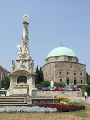 The Holy Trinity statue and the mosque behind it - Pécs, Ungari