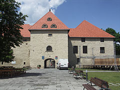 The inner castle in the Rákóczi Castle of Szerencs (with the gate tower in the middle) - Szerencs, Ungari