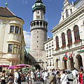 People are gathering for a wedding feast in the main square, in front of the City Hall and the Firewatch Tower - Sopron, Ungarn