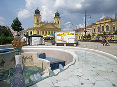 The main square viewed from the musical fountain with the phoenix statue (Főnix-kút) - Debrecen, Ungern