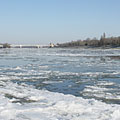 The view of the icy Danube River to the direction of the Árpád Bridge - Βουδαπέστη, Ουγγαρία