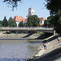 The Rába Double Bridge ("Kettős híd") over the Rába River, and the tower of the Episcopal Caste ("Püspökvár") in the distance - Győr, Ουγγαρία