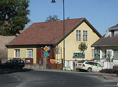 Houses next to the main road - Pilisvörösvár, Ουγγαρία