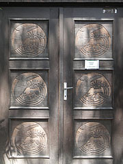 The wooden door of the Fácános House with carved bird figures - بودابست, هنغاريا