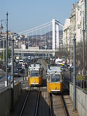 Yellow trams (line 2) on the downtown Danube bank (so on the Pest side of the river) - ブダペスト, ハンガリー