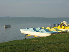 Typical landscape of the southern shoreline of the Balaton Lake, the free beach in Balatonlelle with pedal boats - Balatonlelle, 헝가리
