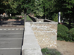 The part of the floodwall (flood protection wall) in the park - Hódmezővásárhely, 헝가리