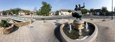 ××Main Square, fountain - Mogyoród, ハンガリー