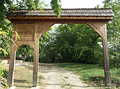 Carved szekely gate in the protestant cemetery - Mogyoród, Мађарска