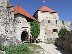 The gate of the inner castle with a drawbridge, and beside it is the Old Tower ("Öregtorony") - Sümeg, Мађарска