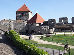 Courtyard of the inner castle, and also the Old Tower ("Öregtorony") and the vaulted gateway (in the background) - Sümeg, Мађарска