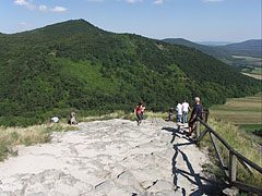 Short but steep rocky way goes from the parking lot up to the castle, afront the 632-meter-high Őr Mountain can be seen - Füzér, Mađarska