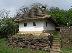 The traditional folk house has a wattled fence, the walls were built of wood, then plastered with clay and finally whitewashed - Komlóska, Mađarska