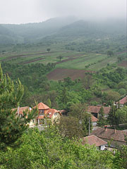 The Village Hall of Komlóska and some other houses in the settlement, viewed from the side of the Szkalka Mountain - Komlóska, Mađarska