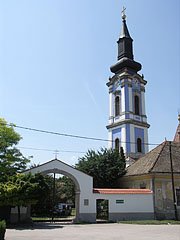 Wall and gate of the so-called "Serbian Croft" or "Serbian Yard" (in Hungarian "Szerb Porta"), and the blue tower of the Serbian Orthodox Church and Monastery - Ráckeve, Mađarska
