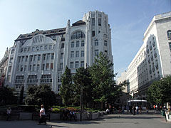 A Deák tér nyugati oldala, valamint a fölé magasodó szecessziós lakóépület (volt Modern és Breitner Áruház) - Budapest, Magyarország