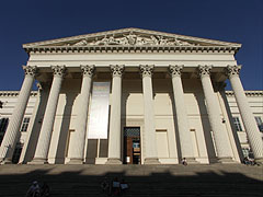 A Magyar Nemzeti Múzeum bejárati oszlopcsarnoka (ún. portikusza) - Budapest, Magyarország