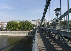 The walkway of the Chain Bridge ("Lánchíd"), looking towards Pest - Budapešť, Maďarsko