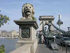 The north western stone lion sculpture of the Széchenyi Chain Bridge ("Lánchíd") on the Buda side of the river - Budapešť, Maďarsko