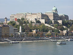 The stateful Royal Palace in the Buda Castle, as well as the Royal Garden Pavilion ("Várkert-bazár") and its surroundings on the riverbank, as seen from the Elisabeth Bridge - Budapešť, Maďarsko