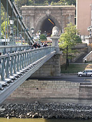 The lower embankment in Buda and the Buda Castle Tunnel, viewed from the Chain Bridge - Budapešť, Maďarsko