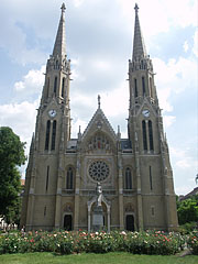 The towers of the St. Elizabeth Church are 76 meters high - Budapešť, Maďarsko