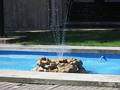 Fountain in front of the palace - Budapešť, Maďarsko