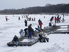 Ice skaters on the frozen Naplás Lake - Budapešť, Maďarsko