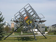 Sculpture of a Rubik's cube (aka "magic cube") - Budapešť, Maďarsko