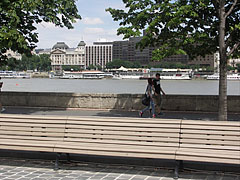 Walkway on the Buda side of the Danube River, somewhere around the Buda Castle Bazaars - Budapešť, Maďarsko