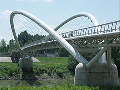 Tiszavirág Bridge, a footbridge in Szolnok, crossing point over the Tisza River for pedestrians and cyclists - Szolnok, Maďarsko