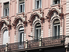 Details of the facade of the Grünbaum-Weiner House - Budapešť, Maďarsko