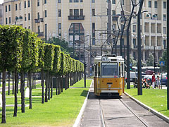 A tram 47 on the landscaped roundroad - Budapešť, Maďarsko