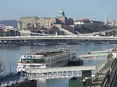 The Buda Castle and Royal Palace, as well as the Danube and the Elisabeth Bridge, viewed from the Fővám Square - Budapešť, Maďarsko