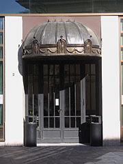 One of the decorative entrances of the AEGON headquarters building - Budapešť, Maďarsko