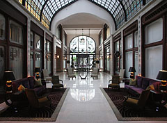 The nicely furnished lobby of the luxury hotel - Budapešť, Maďarsko