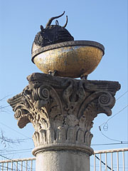 "Ivócsanak" ("Bull's head bowl") metal sculpture - Budapešť, Maďarsko