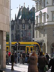 Tram stop in the boulevard, and in the distance the Art Nouveau style palace is the Museum of Applied Arts - Budapešť, Maďarsko