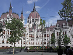 The sight of the redesigned main square and the magnificent Hungarian Parliament Building ("Országház"), as seen from the exit of the underground railway (metro) - Budapešť, Maďarsko